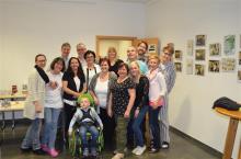 Im Bild sehen Sie ihn zusammen mit der Theatergruppe des DEV Guntersdorf.