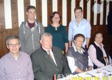 v.l. sitzend: Stefan Aigner, Helga Aigner, Christian Aignerv.l. stehend: Gerhard Aigner, Gatte Karl Aigner, die Jubilarin Herta Aigner und Maria Scherer